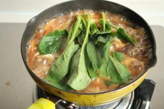 下入一些青菜，看着会漂亮些。