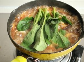 下入一些青菜，看着会漂亮些。