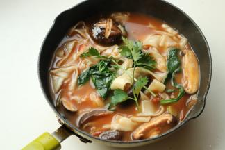 淋入少许芝麻油，加香菜点缀，香菇烩面就做好了。