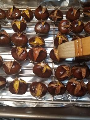 然后刷在栗子表面。