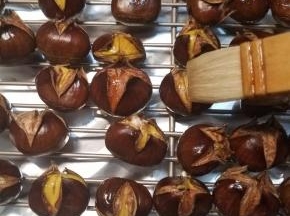 然后刷在栗子表面。