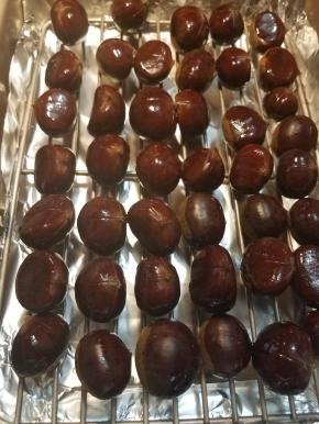 在处理栗子的时候，记得200度预热烤箱，待所有栗子准备好以后，放入烤箱，烘烤30分钟即可。