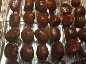 在处理栗子的时候，记得200度预热烤箱，待所有栗子准备好以后，放入烤箱，烘烤30分钟即可。