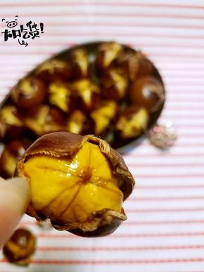栗子烤好后凉透了，吃起来香极了。
