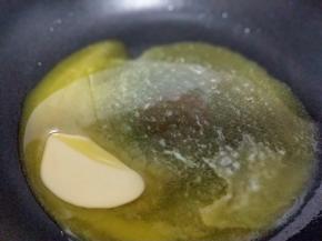 锅中加入黄油，小火融化。