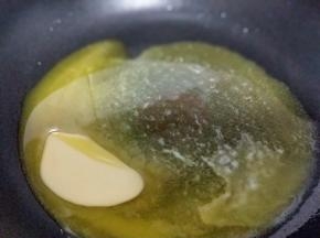 锅中加入黄油，小火融化。