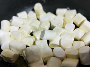 黄油融化后加入棉花糖。