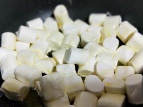 黄油融化后加入棉花糖。