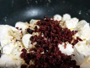 再加入蔓越莓干。(蔓越莓洗干净后切碎)