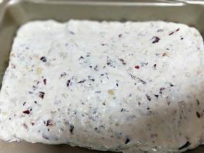 倒入不粘烤盘中，如果不是不粘烤盘，需要垫一张油纸，垫上油纸用擀面杖来回擀平整。，晾凉微软时从烤盘中移出。