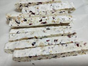 牛轧糖凉了后切条状。