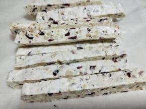 牛轧糖凉了后切条状。