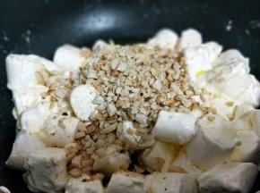 加入擀碎的花生。