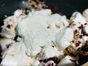 加入奶粉，小火翻拌均匀。即可出锅。