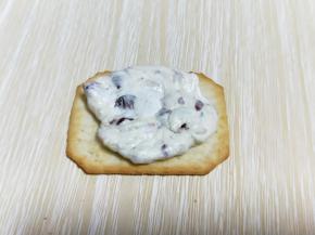 取一块苏打饼干，放入做好的牛轧糖。