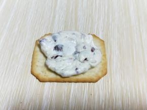 取一块苏打饼干，放入做好的牛轧糖。