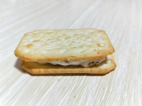 再取一块苏打饼干叠加上即可。