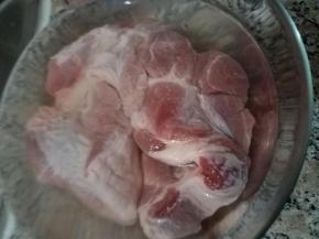 先把猪梅肉放在冷水中浸泡，水变浑浊就换水继续浸泡，直到水清为止。