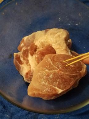 猪梅肉沥水后，用牙签扎满全身，方便入味。