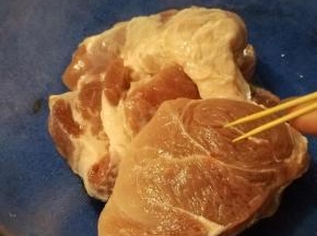 猪梅肉沥水后，用牙签扎满全身，方便入味。