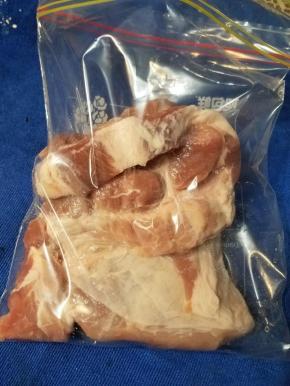 取一个密实袋，把准备好的猪梅肉装入。