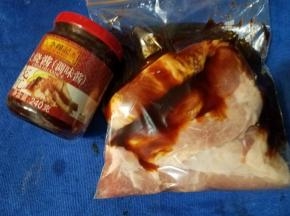 叉烧酱可以根据自己的喜好选择品牌，也可以制作，但是我比较偏爱李锦记的这款。