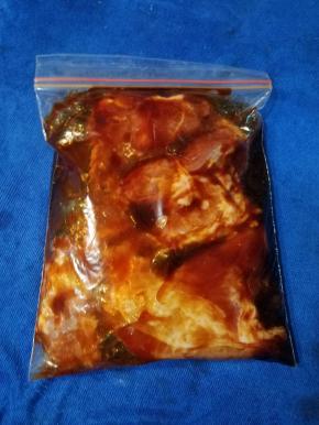 轻轻的挤出密实袋的空气，然后密封，再用手揉搓，让酱料跟猪梅肉糅合均匀，揉搓完成后放入冰箱冷藏腌渍，建议时间是48小时，期间有时间最好取出再次揉搓几下再冷藏腌渍。