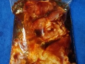 轻轻的挤出密实袋的空气，然后密封，再用手揉搓，让酱料跟猪梅肉糅合均匀，揉搓完成后放入冰箱冷藏腌渍，建议时间是48小时，期间有时间最好取出再次揉搓几下再冷藏腌渍。