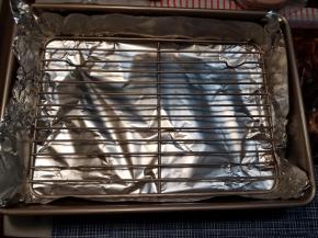 腌渍完成后，准备烤制的时候，提前200度预热烤箱，准备好烤盘跟烤网，烤盘底部最好垫一张锡纸，否则清洗的时候非常费劲。