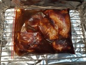 腌渍好的猪梅肉最好提前取出一会，恢复室温。