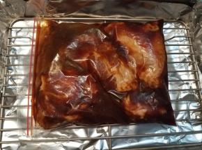 腌渍好的猪梅肉最好提前取出一会，恢复室温。
