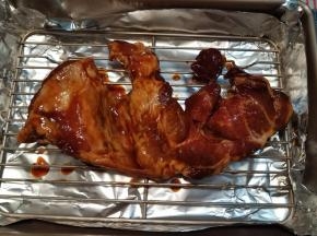 把腌渍好的猪梅肉取出，放在烤网上面。