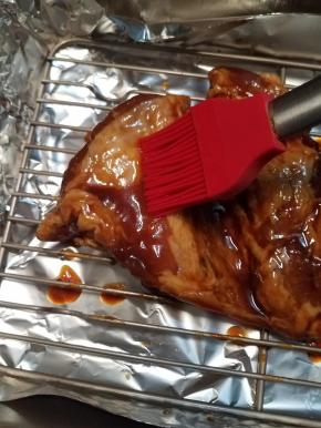 把混合好的液体涂抹猪梅肉全身，翻面也要涂抹的。