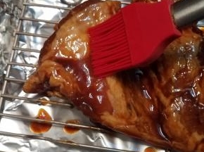 把混合好的液体涂抹猪梅肉全身，翻面也要涂抹的。