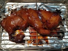 这个时候可以把准备的猪梅肉放入烤箱内，中层即可。