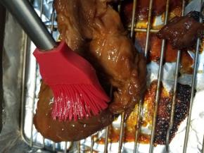 大约再过15分钟左右取出再这么处理一次，放回烤箱继续烤制10分钟就可以了。