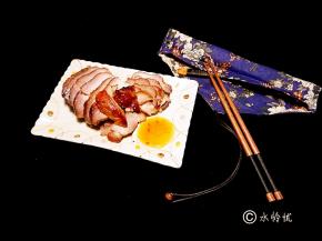 完成的蜜汁叉烧切片直接吃，味道就很不错，也可以搭配点自己喜欢的蘸料，也可以摆放在米饭上面做叉烧饭，方法多多，味道都很不错。