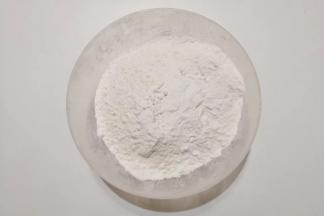 面粉，淀粉，泡打粉称好后混合在一起；