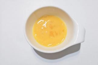 鸡蛋一个打散备用；（带壳重56克）