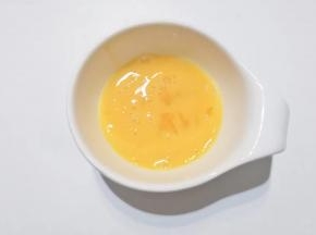 鸡蛋一个打散备用；（带壳重56克）
