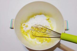 黄油室温软化后，分两次加入糖粉搅打均匀；