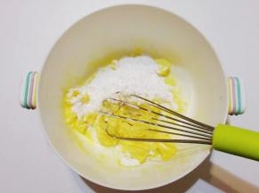 黄油室温软化后，分两次加入糖粉搅打均匀；