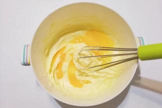 然后再分次加入全蛋液搅打均匀；