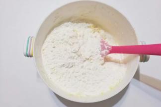 筛入混合好的面粉，轻压翻拌均匀；（这时候可以挤点柠檬汁进去，我不大喜爱黄油味，所以加了点柠檬汁，没有可不加）