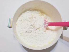 筛入混合好的面粉，轻压翻拌均匀；（这时候可以挤点柠檬汁进去，我不大喜爱黄油味，所以加了点柠檬汁，没有可不加）