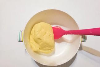 用刮刀把面粉翻拌成团；