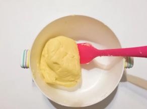 用刮刀把面粉翻拌成团；