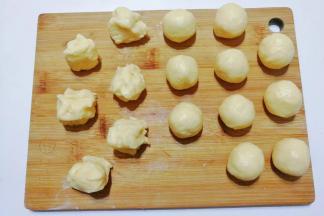 然后把面团分成每个约重20克左右的小剂子再搓圆；