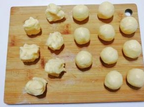 然后把面团分成每个约重20克左右的小剂子再搓圆；