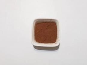 找个小碟子倒入适量可可粉；